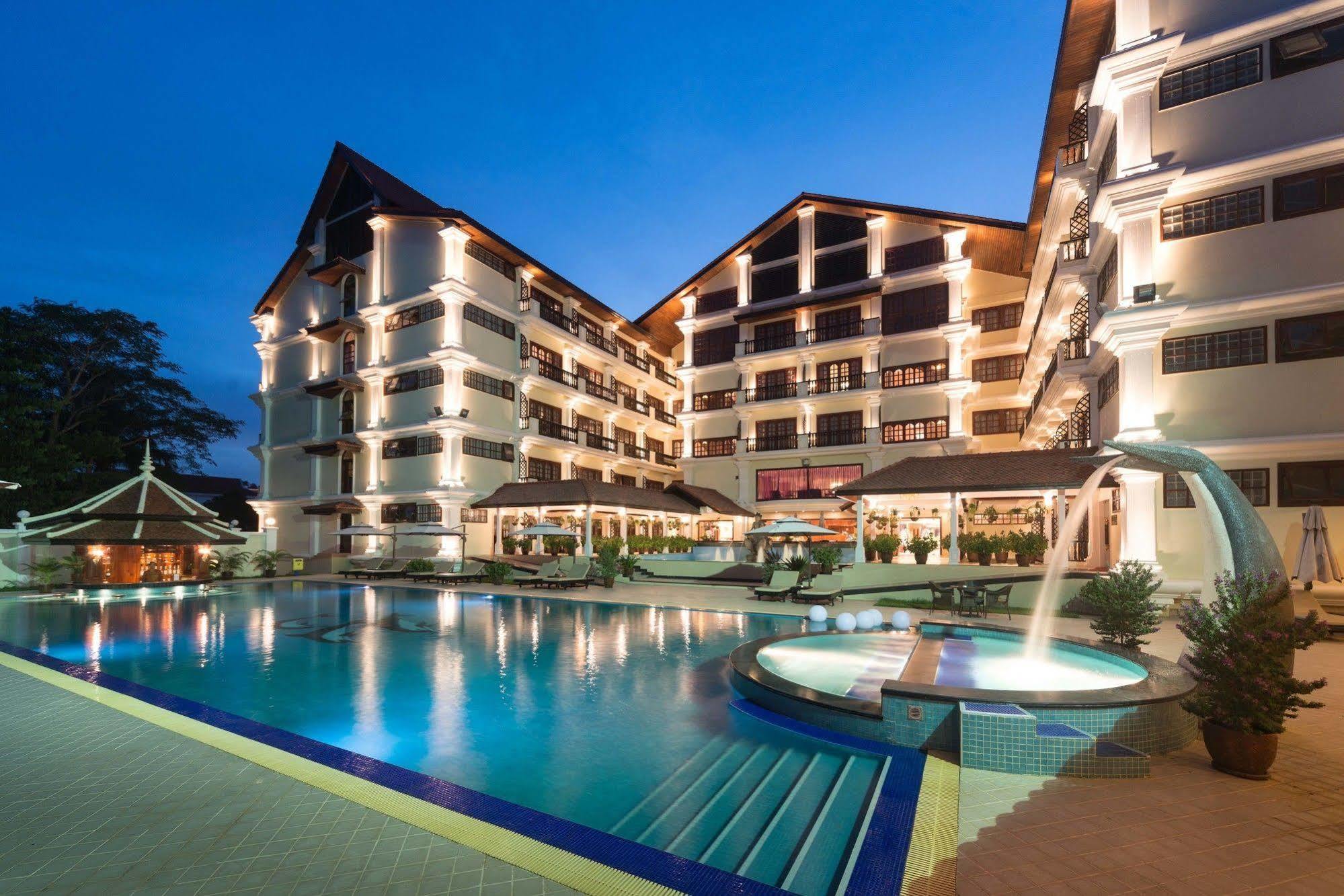 Regency Angkor Hotel Сиемрип Экстерьер фото